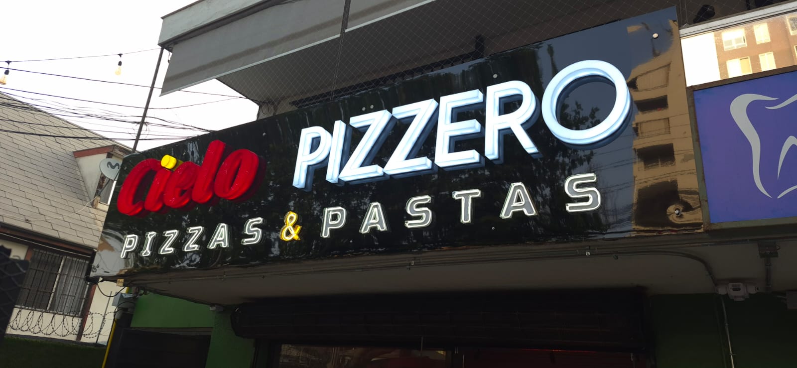 Letras volumétricas iluminadas Cielo Pizzero en Santiago